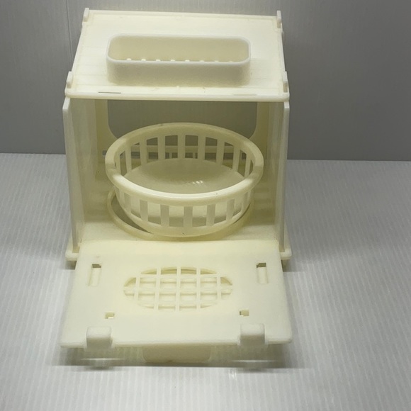 Canary’s bird nest hangs on outside of the door cage - Picture 8 of 8